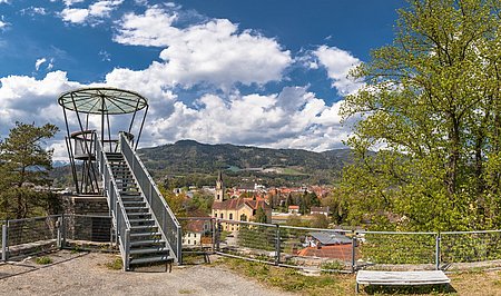 Bei der Aussichtsplattform Massenburg in Leoben kann man die Region überblicken. 