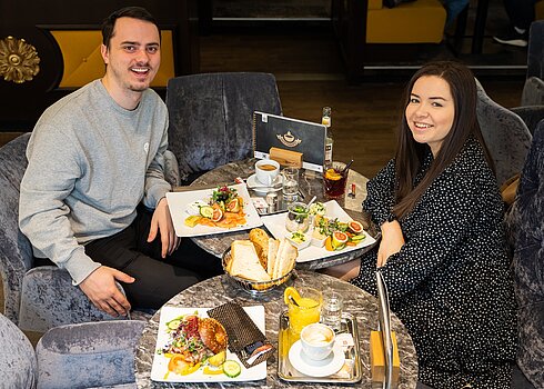 Zwei junge Menschen frühstücken im Cafe Gotthardt in der Shoppingcity Seiersberg