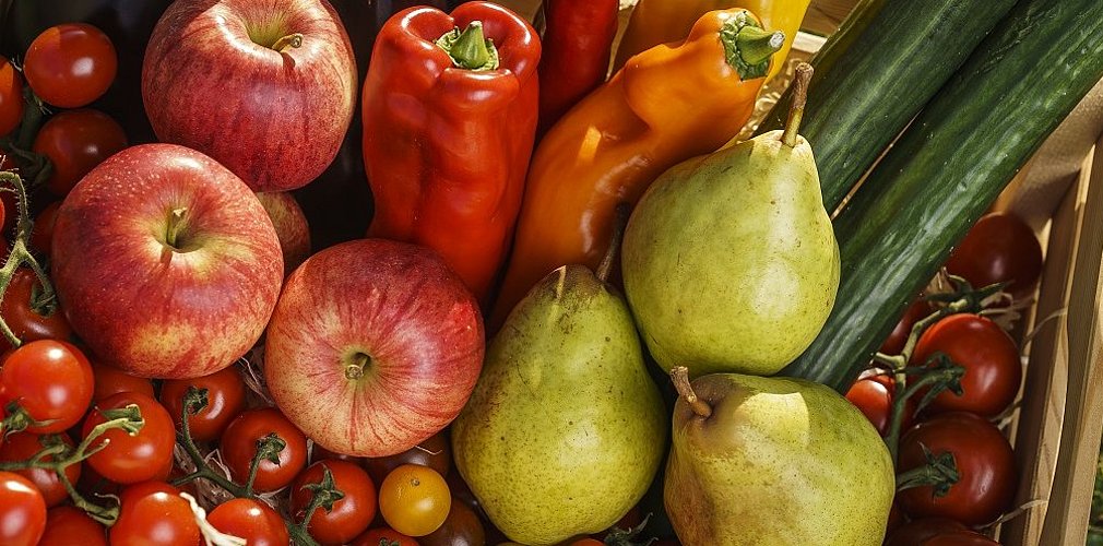 Bunte Obst- und Gemüsekiste von der Frutura