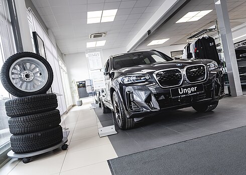 Ein neuer BMW steht innen im Autohaus Unger.