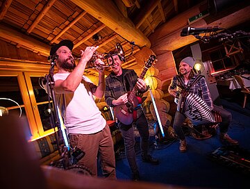 Die Band Matakustix bei ihrer Performance in Schladming, der Trompeter steht im Vordergrund.