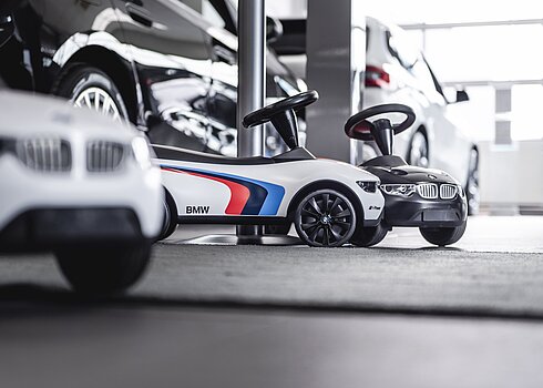 Im Autohaus Unger stehen kleine Bobby Cars in Form von großen BMWs