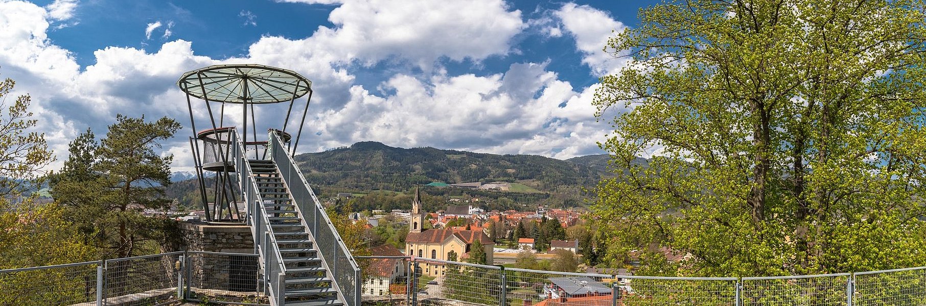 Bei der Aussichtsplattform Massenburg in Leoben kann man die Region überblicken. 
