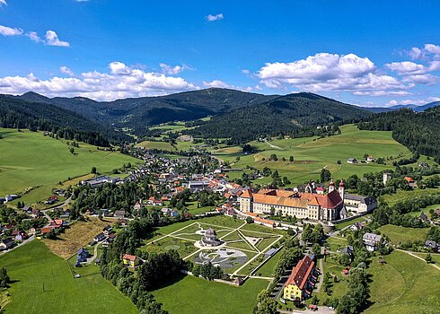 Blick auf das Stift St. Lambrecht in der Erlebnisregion Murau in der Steiermark