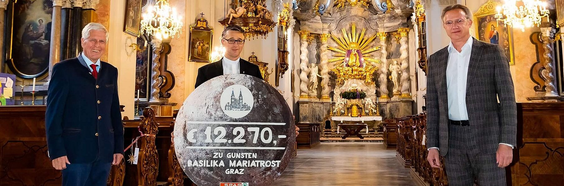Spar unterstützt die Renovierung der Basilika "Maria Trost 2030" mit einem Spendenscheck.