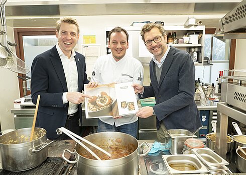 Philipp Gady, GF und Eigentümer der Gady Family, Markus Rath, Küchenchef und Autor und  Michael Hrobath Weinconnaisseur präsentieren das erste Gady Family Kochbuch.