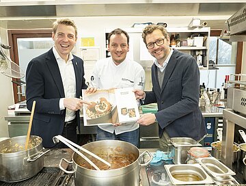 Philipp Gady, GF und Eigentümer der Gady Family, Markus Rath, Küchenchef und Autor und  Michael Hrobath Weinconnaisseur präsentieren das erste Gady Family Kochbuch.